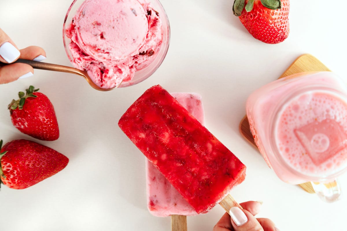 Helado, agua y paleta de fresa Helado, agua y paleta de fresa