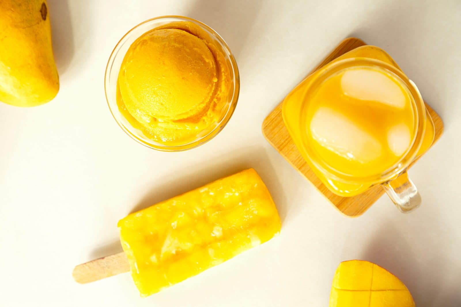 Helado, agua y paleta de mango Helado, agua y paleta de mango